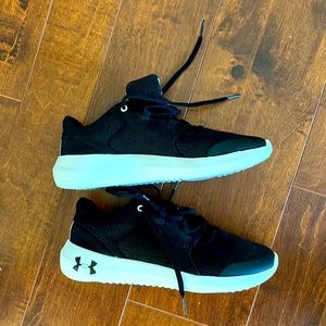 Under Armour Boys Shoes
Size 6Y White/Black